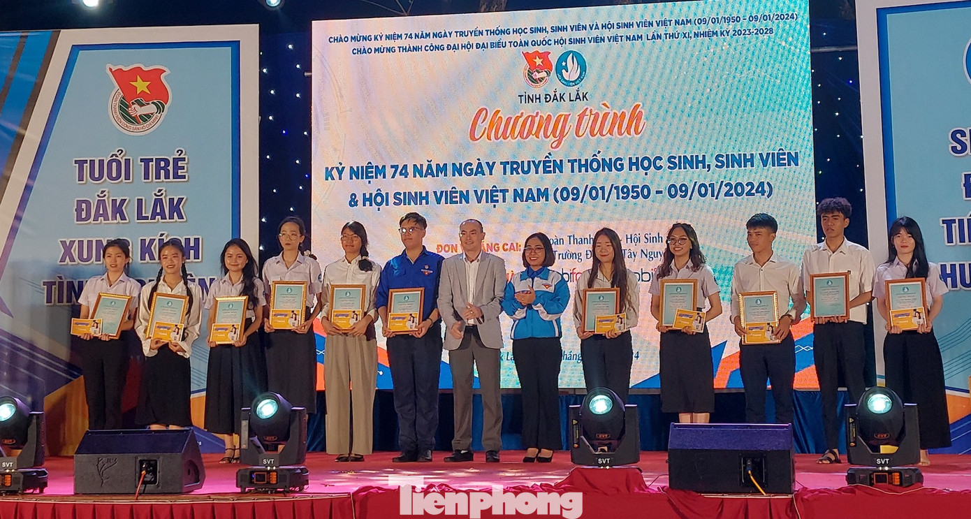 Các tấm gương "Sinh viên 5 tốt" được vinh danh và biểu dương.