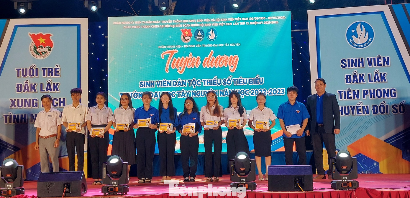 Sinh viên dân tộc thiểu số được tuyên dương, nhận học bổng