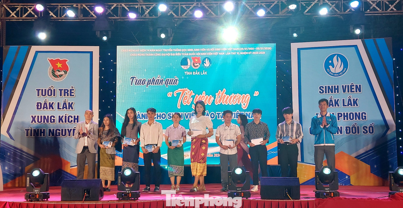 Ban tổ chức trao tặng 8 suất quà cho sinh viên Lào học tập tại trường đại học trên địa bàn tỉnh.