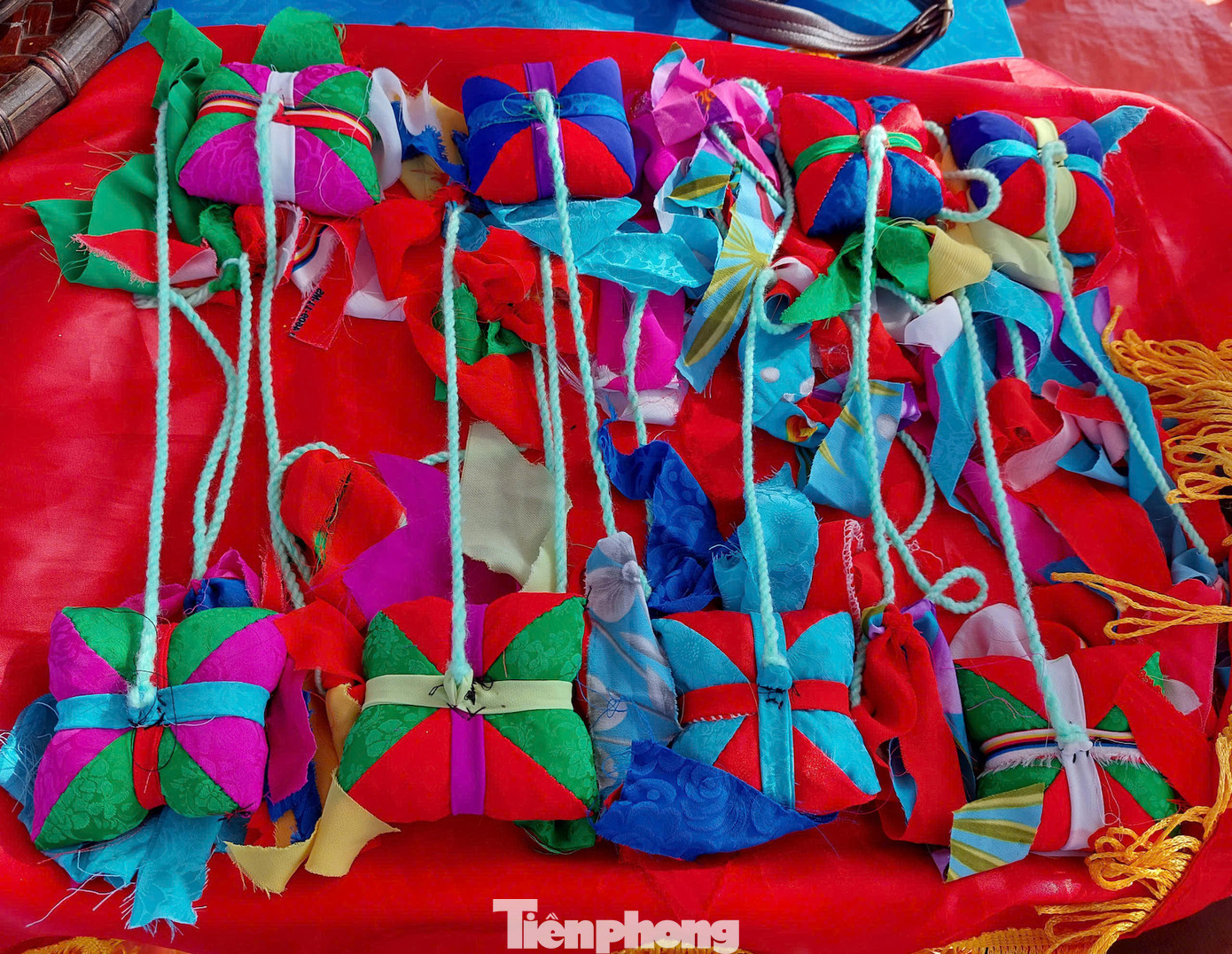 Trong đó trò chơi đặc trưng nhất và thu hút đa số du khách nhất chính là trò thi ném còn.