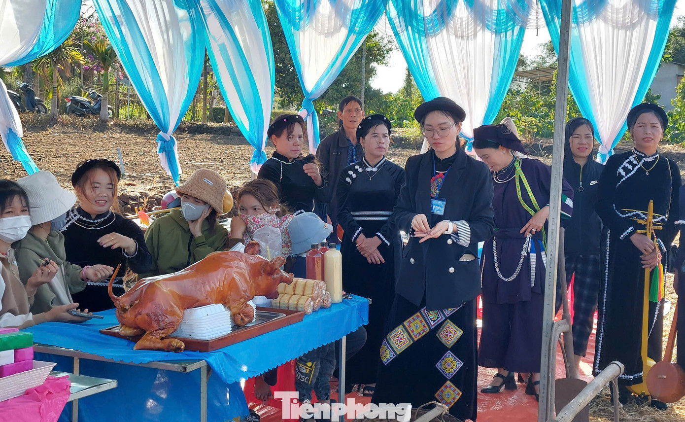 Lễ hội mang tính chất cộng đồng nên trong những ngày trước khi diễn ra các hoạt động của lễ hội, mỗi nhà chuẩn bị các vật phẩm từ nông nghiệp để dâng lên các vị thần linh.