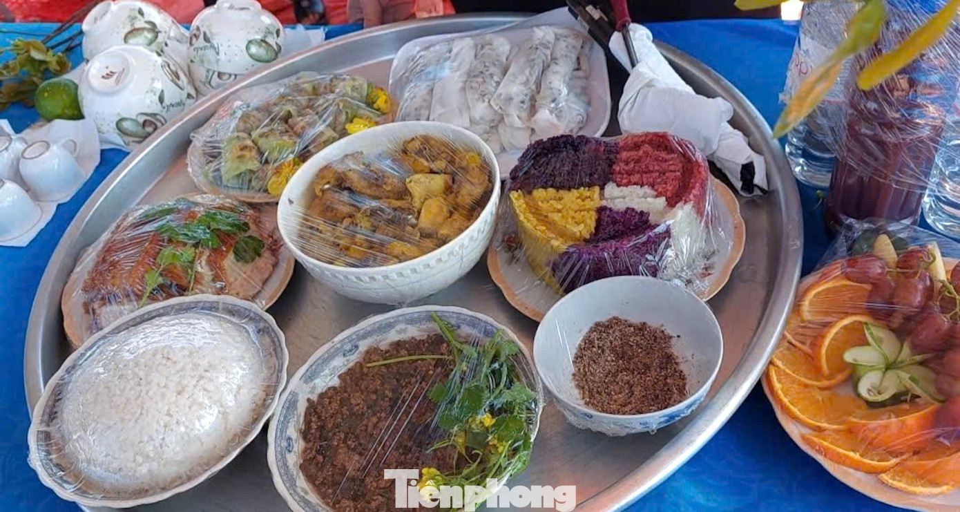 Bà Hoàng Thị Dung (60 tuổi) cho biết bánh dày và xôi là thứ không thể thiếu trong các ngày lễ, Tết của người Tày, Nùng. Xôi ngũ sắc tượng trưng cho trời đất, âm dương hòa hợp...