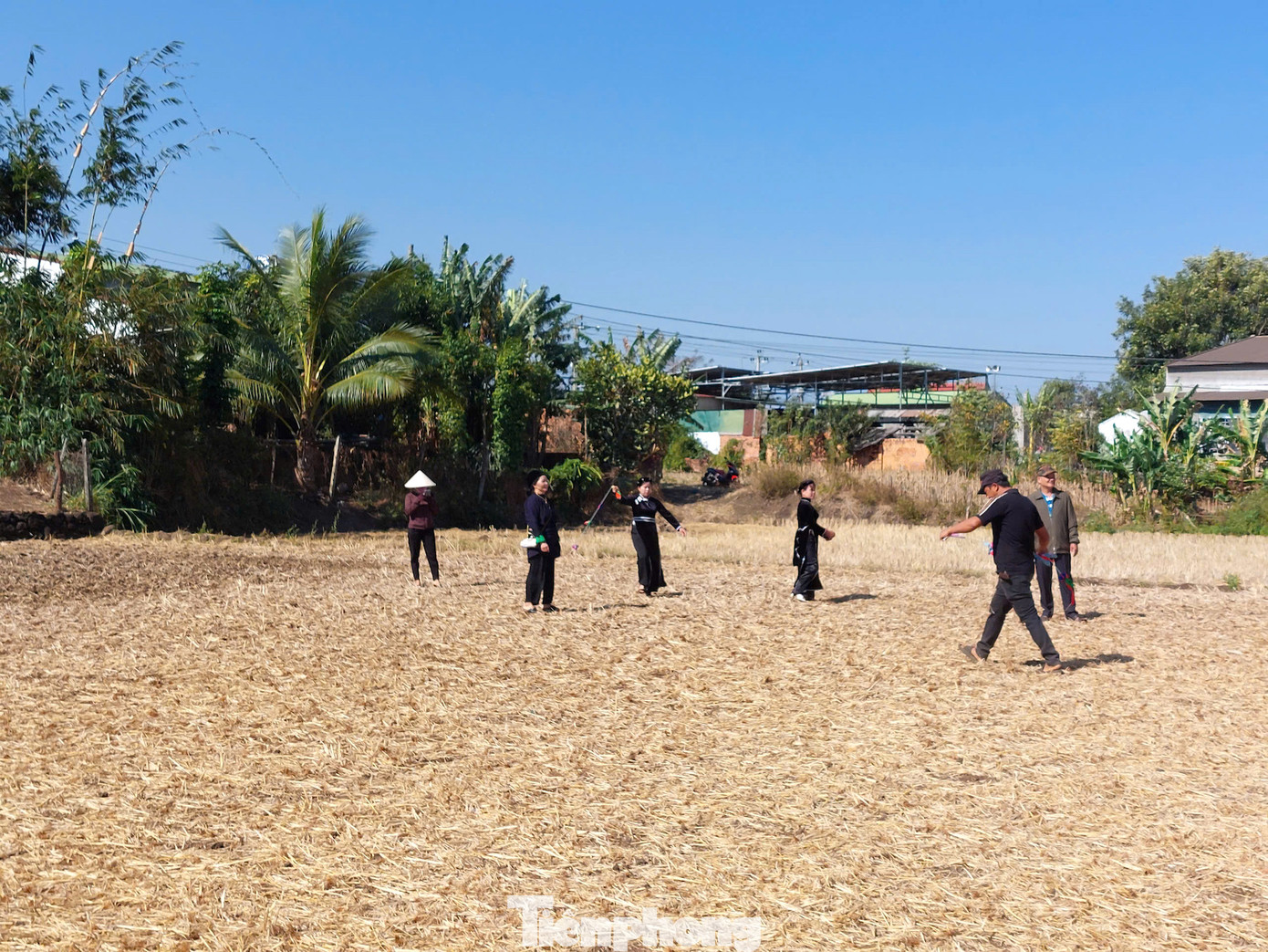 Trong đó trò chơi đặc trưng nhất và thu hút đa số du khách nhất chính là trò thi ném còn.