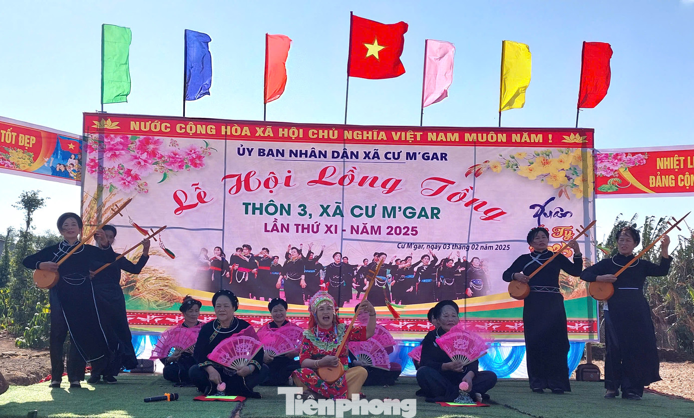 Lễ hội lồng Tồng (lễ xuống đồng, xuống ruộng) là lễ hội truyền thống, quan trọng bậc nhất vào dịp đầu năm mới của đồng bào Tày, Nùng.