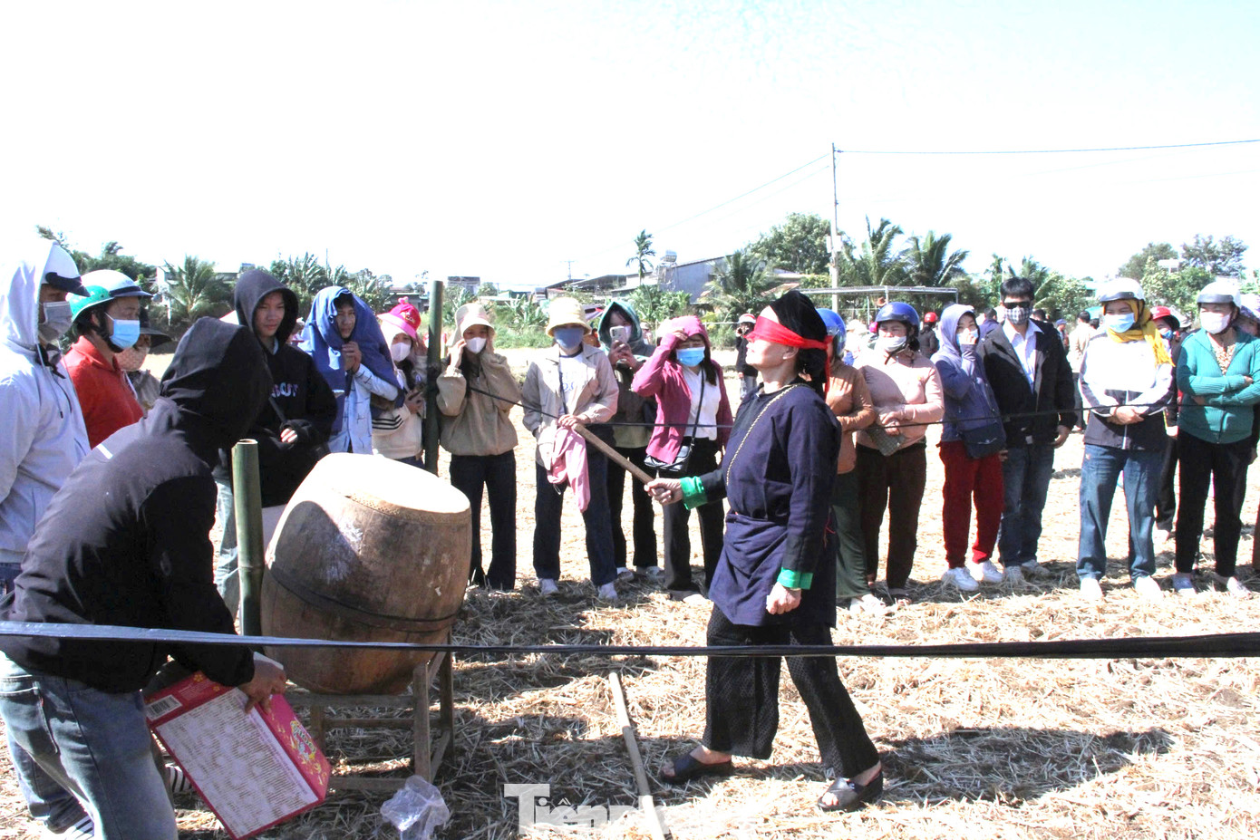 Phần hội gồm các trò chơi dân gian như hội tung còn, bịt mắt đánh trống, đi qua cầu kiều và giao lưu văn nghệ đàn tính, hát then;...