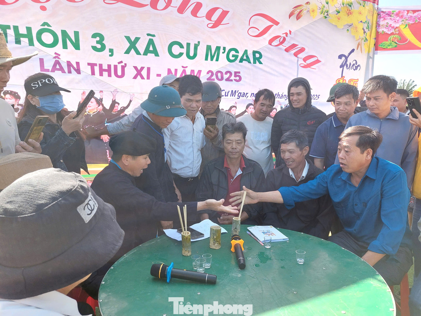 Lễ hội lồng tồng được họ tổ chức vào ngày mùng 6/1 Âm lịch, gồm có 2 phần, phần lễ và phần hội.