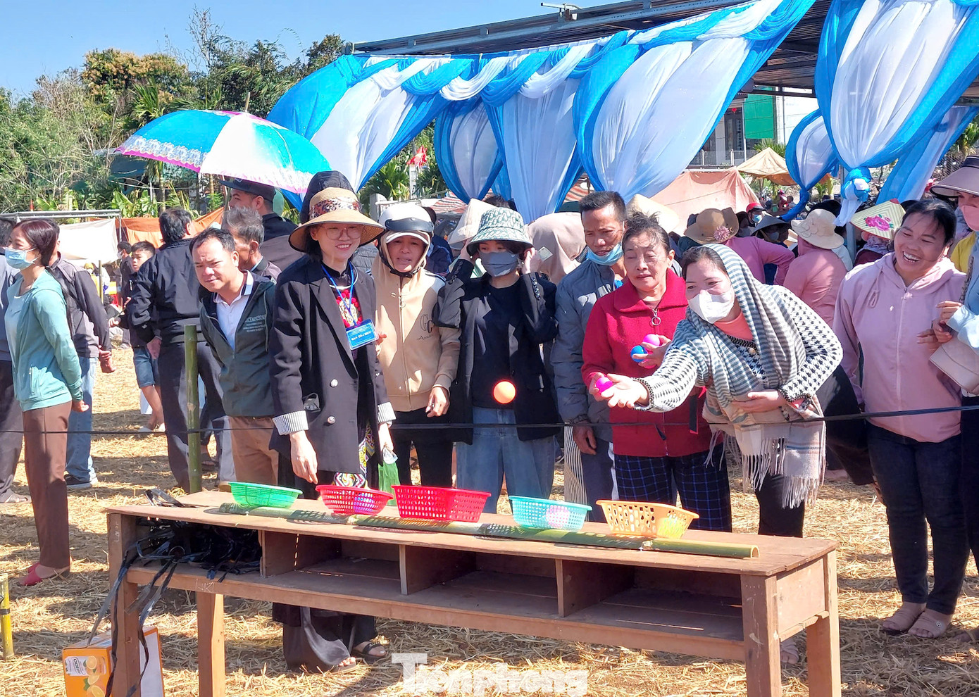 Qua lễ hội là dịp để đồng bào các dân tộc cùng nhau chia sẻ kinh nghiệm làm ăn, giúp nhau phát triển kinh tế.
