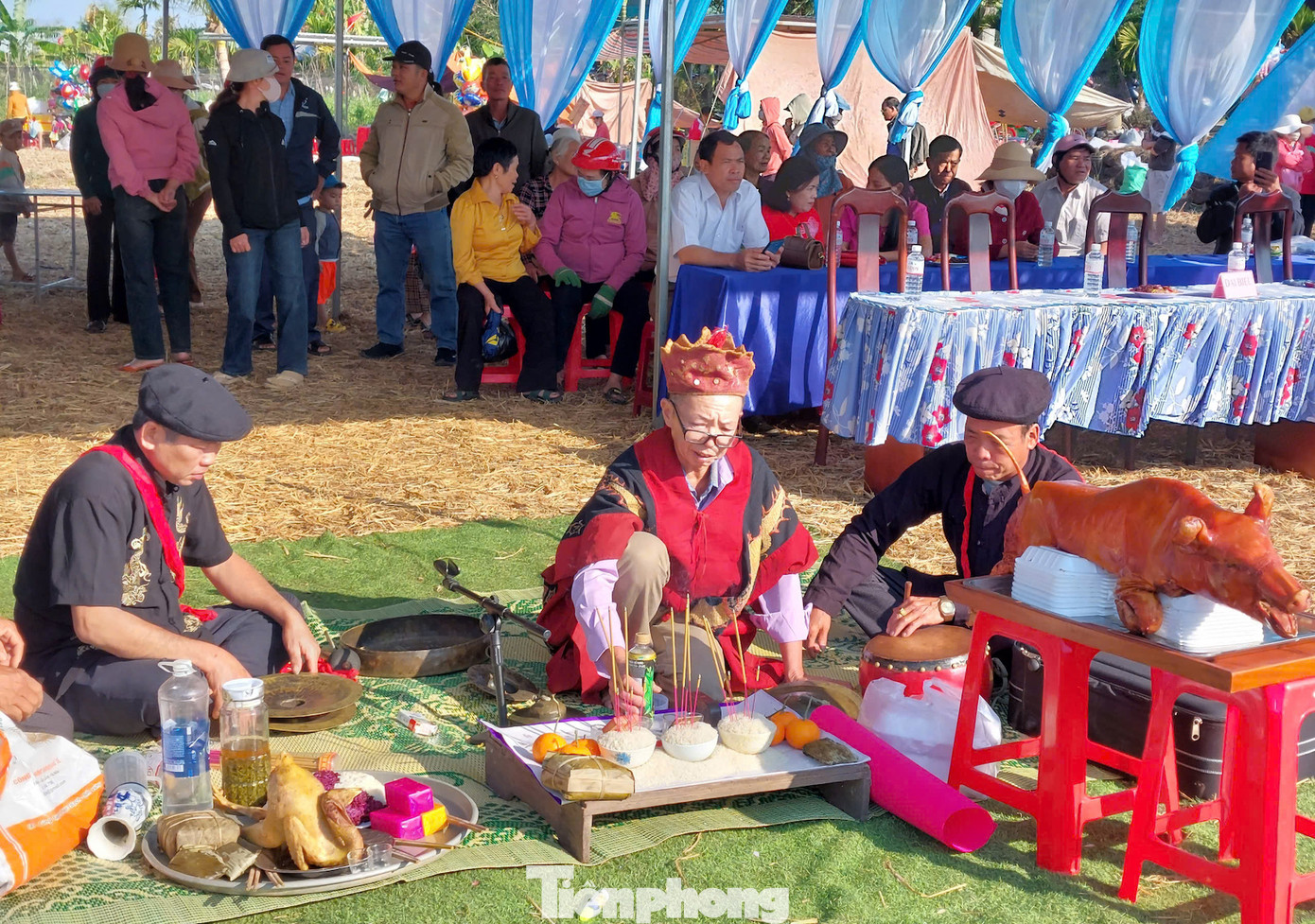 Trong phần lễ - thầy cúng khấn tạ trời đất, thần linh đã phù hộ một năm mưa thuận gió hòa, cầu mong năm mới mùa màng bội thu, mọi người khỏe mạnh, nhà nhà ấm no, hạnh phúc. Lễ vật dâng lên thần linh được chuẩn bị công phu, kỹ lưỡng và là thành quả lao động của người dân ở địa phương.