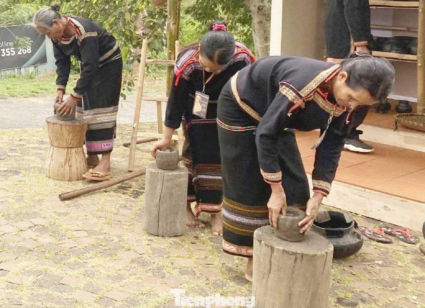 Nghệ nhân làng gốm M'Nông trình diễn kỹ thuật làm gốm