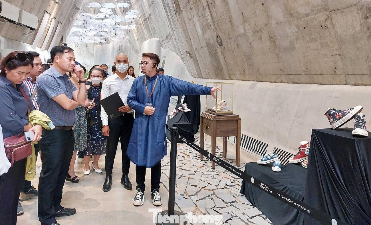 Nhà nghiên cứu văn hóa trẻ La Quốc Bảo giới thiệu bộ sưu tập giày Heritage