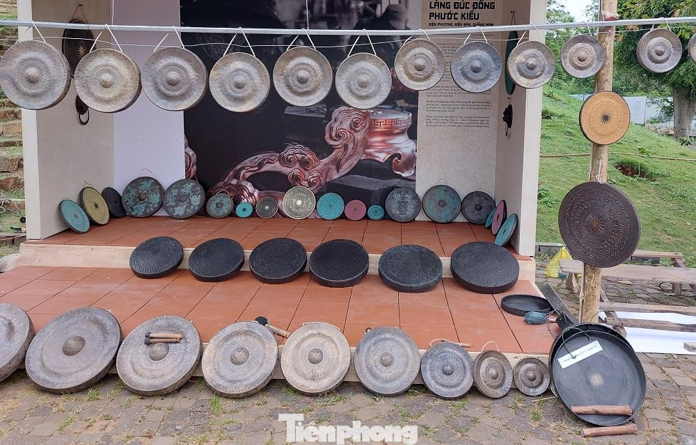 Sản phẩm cồng chiêng của làng đúc đồng Phước Kiều