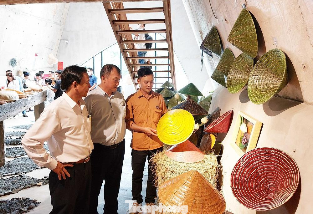 Họa sĩ Nguyễn Thanh Thảo (phải) giới thiệu nón lá sen