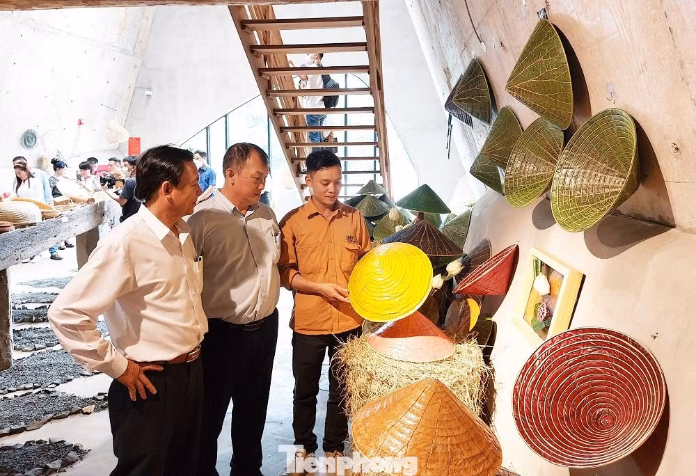 Họa sĩ Nguyễn Thanh Thảo (phải) giới thiệu nón lá sen