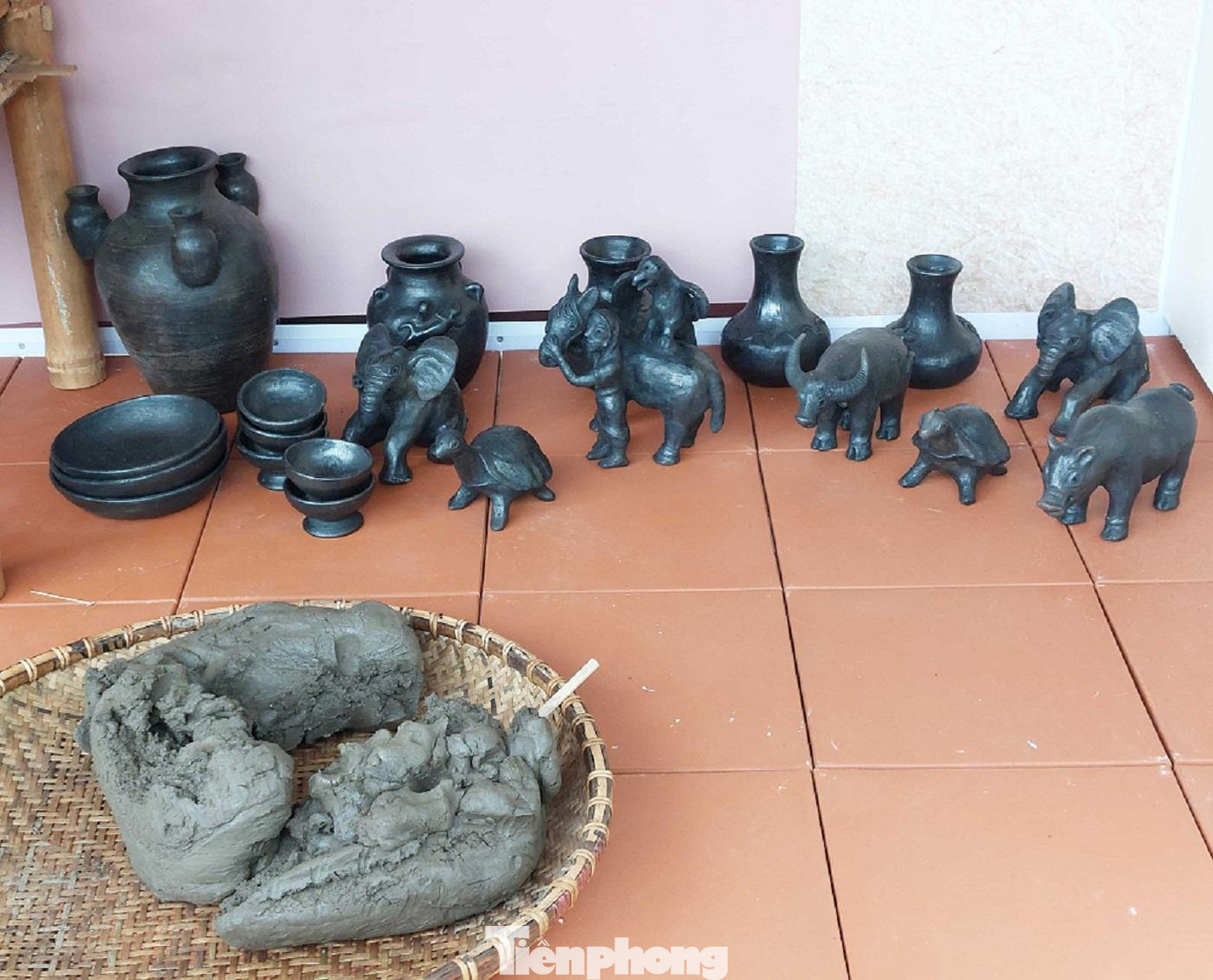 Sản phẩm gốm của người M'Nông có màu đen đặc trưng