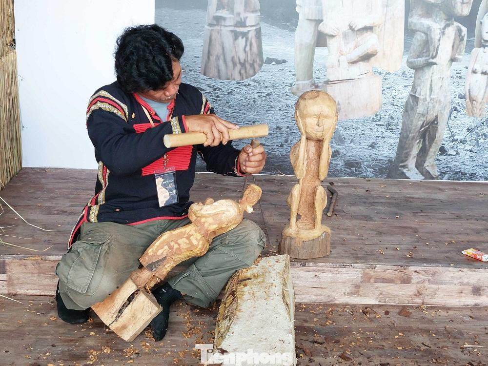 Nghệ nhân Y Thái tạc tượng gỗ tại triễn lãm