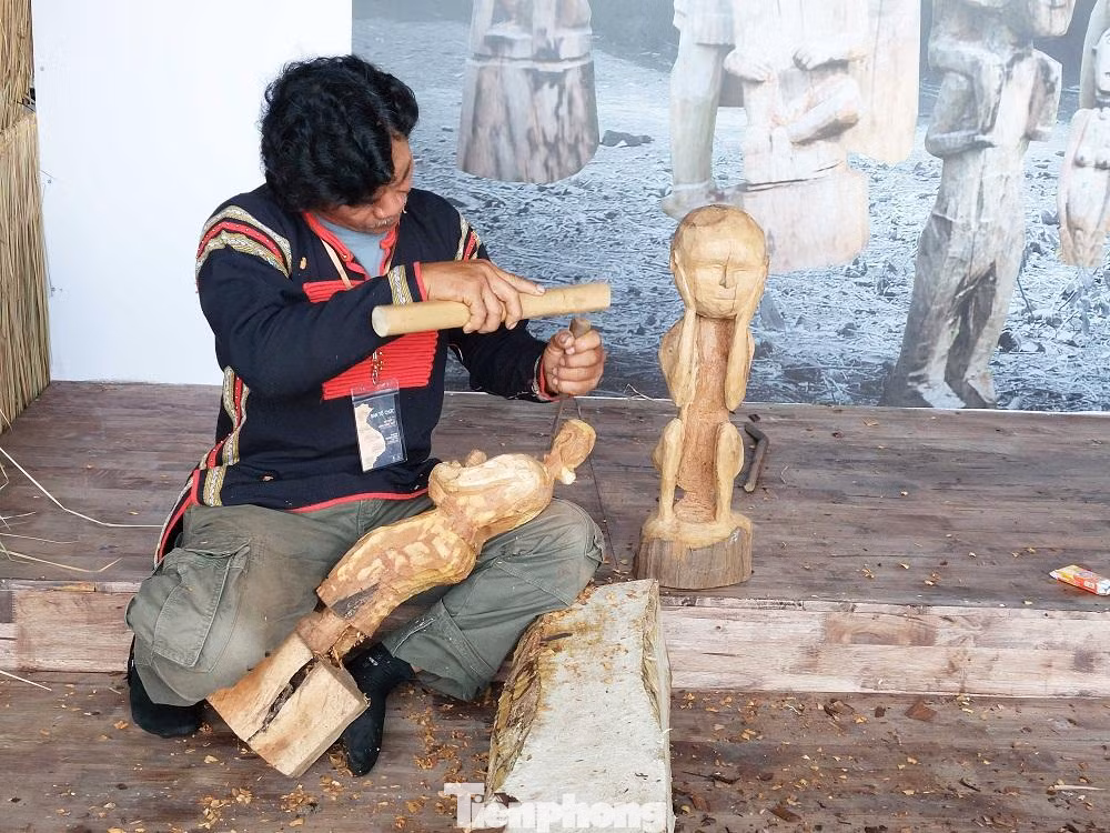 Nghệ nhân Y Thái tạc tượng gỗ tại triễn lãm