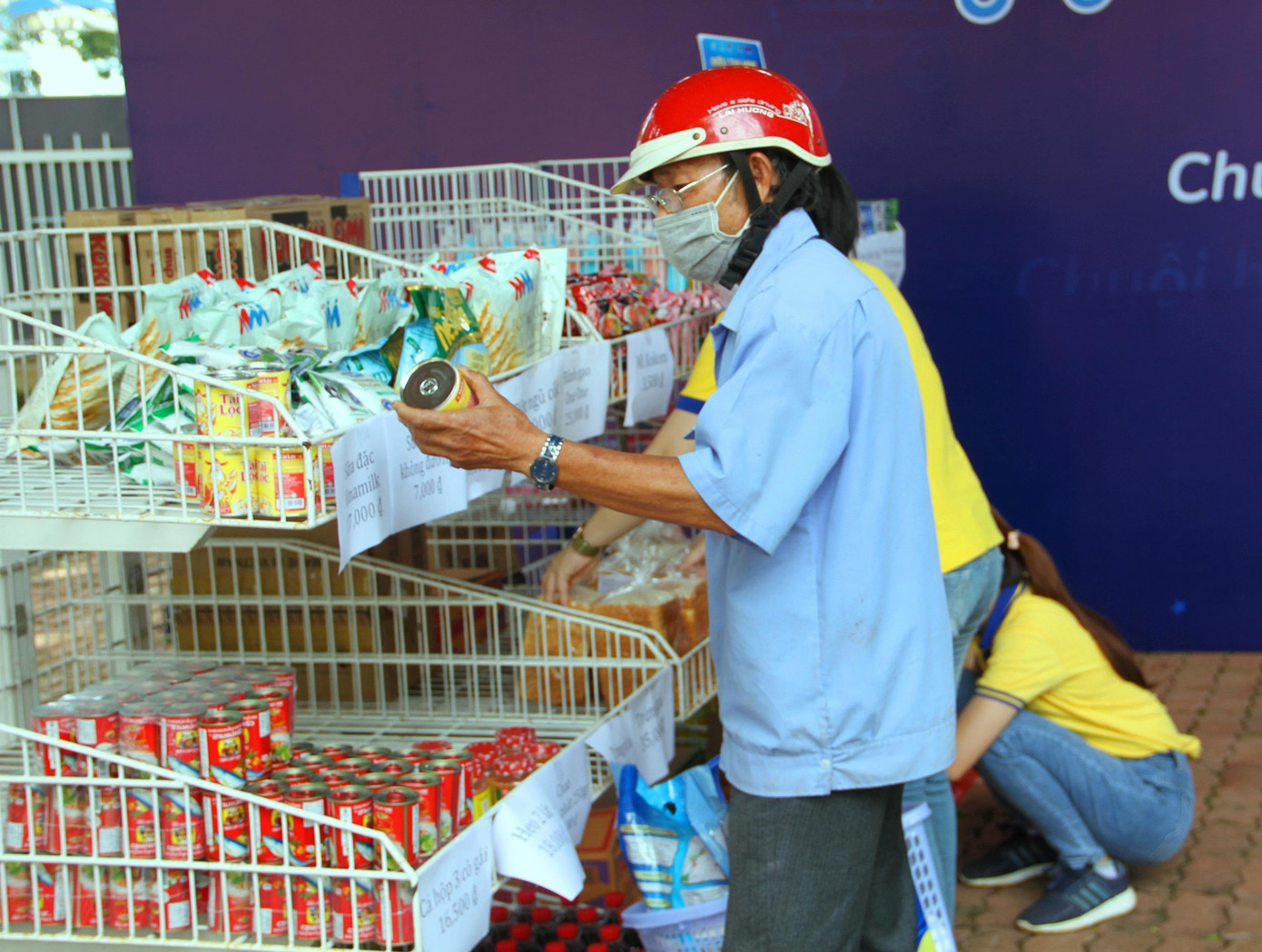 Ông Ngọc chọn hàng tại siêu thị mini 0 đồng