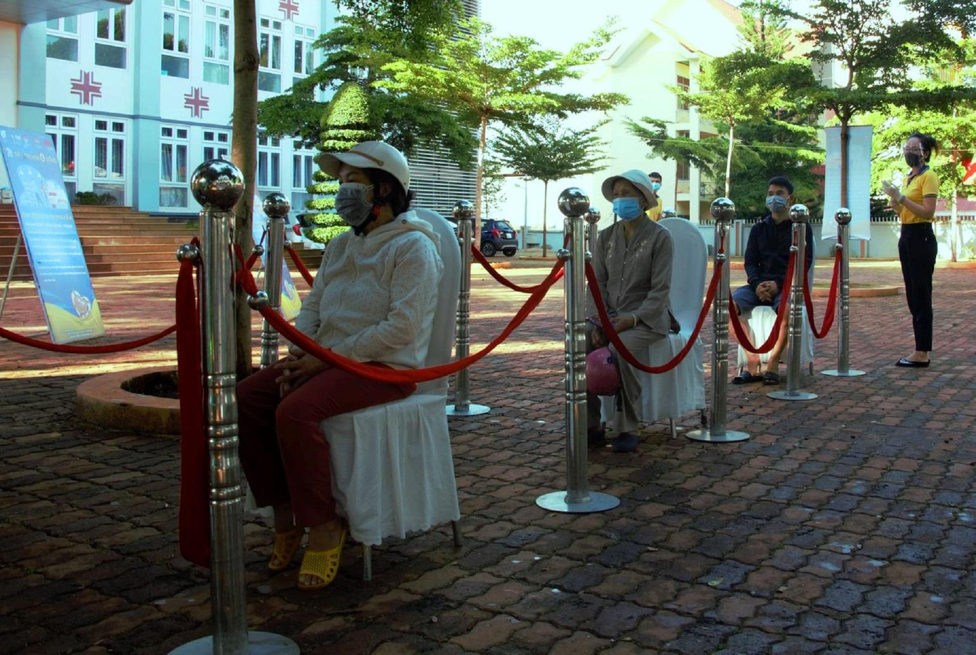 Người dân ngồi đợi khi đến mua hàng