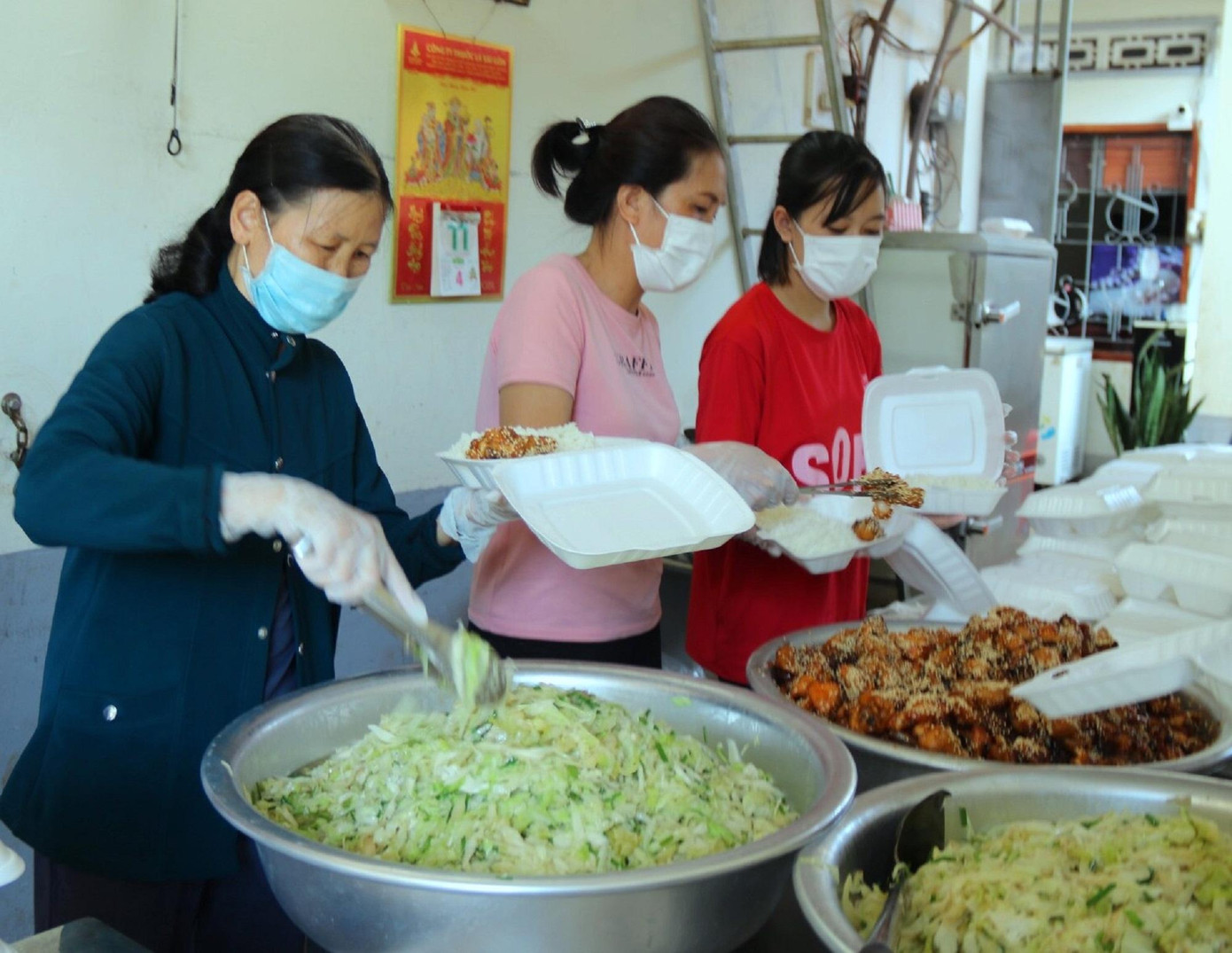 Gia đình bà Yêu chuẩn bị các suất ăn