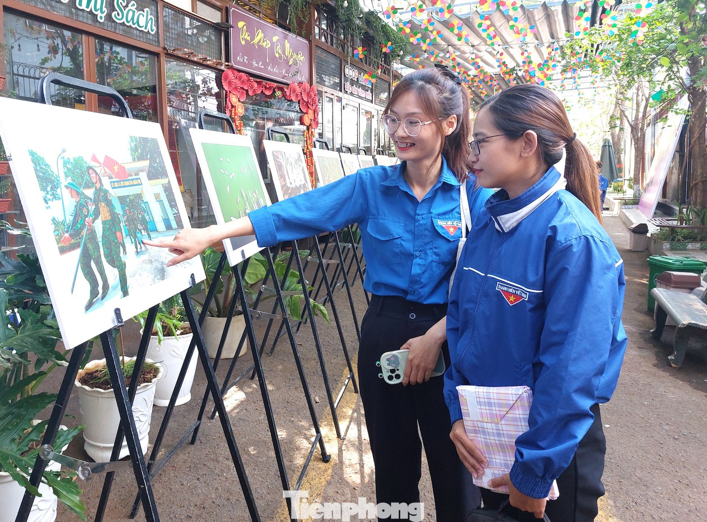 Đoàn viên thanh niên tham quan, tìm hiểu các tác phẩm được trưng bày tại chương trình Đoàn viên thanh niên tham quan, tìm hiểu các tác phẩm được trưng bày tại chương trình