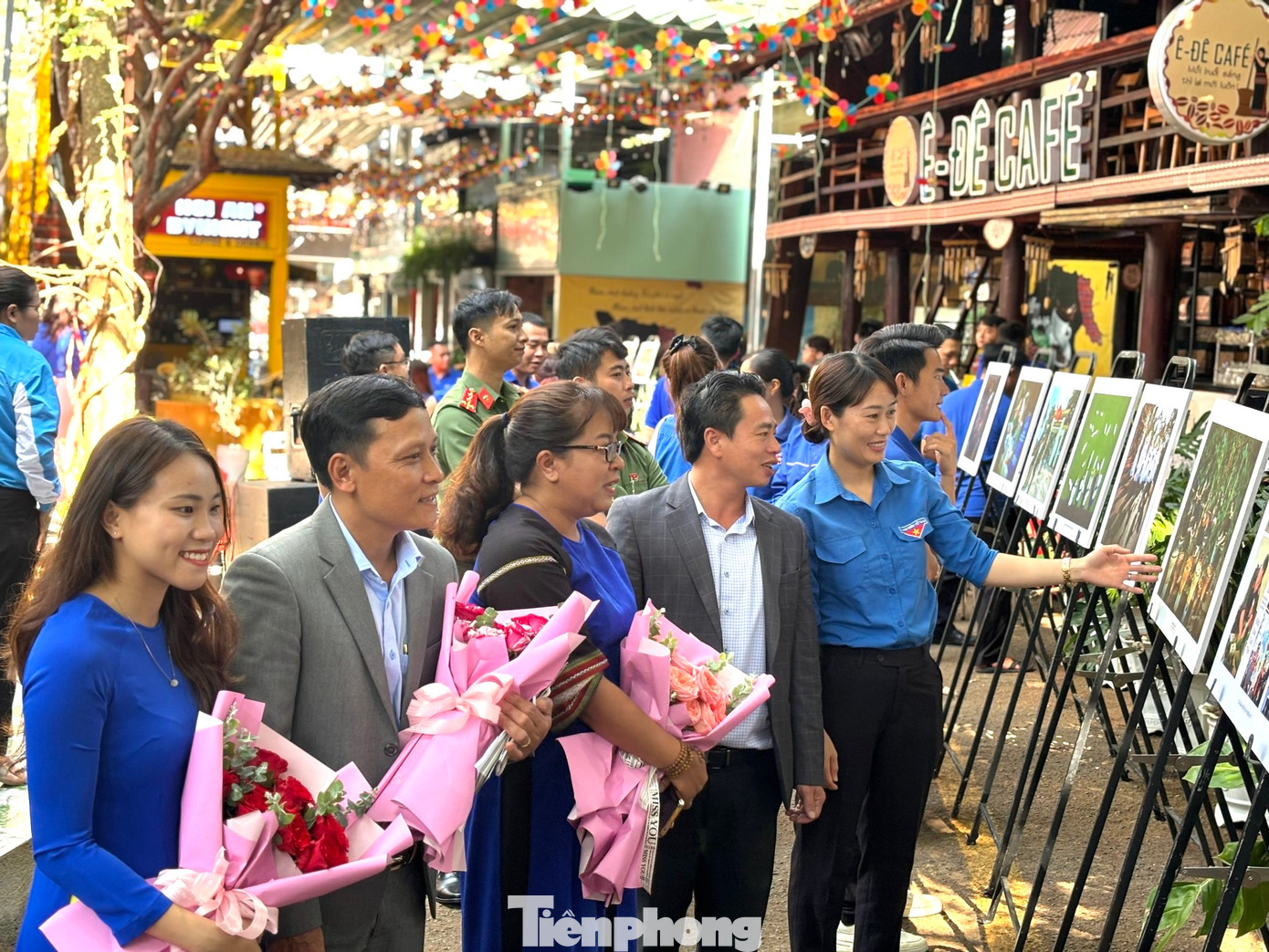Tại chương trình, triển lãm ảnh với chủ đề "Sức trẻ Tháng 3" Tại chương trình, triển lãm ảnh với chủ đề "Sức trẻ Tháng 3"