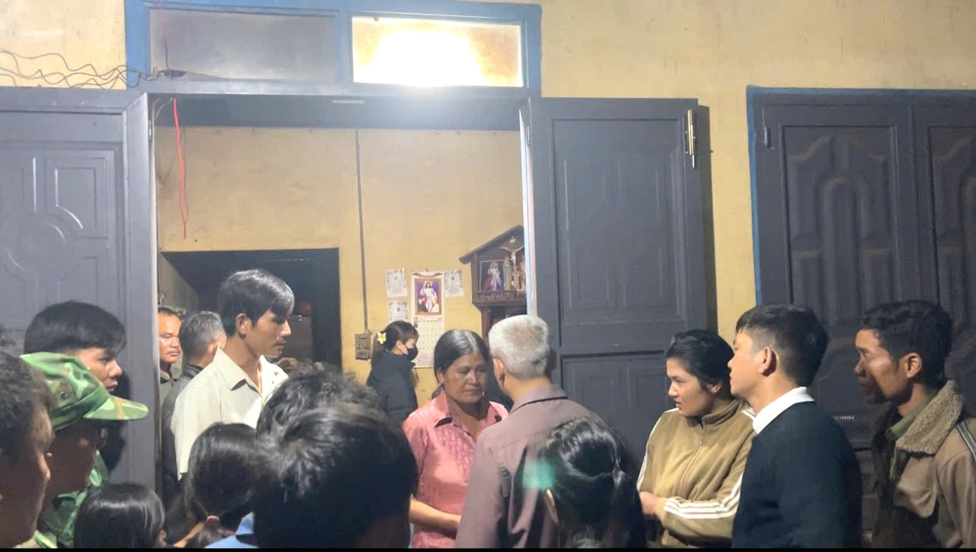 Các đoàn thể, chính quyền địa phương thăm hỏi, động viên gia đình hai cháu bị đuối nước. Các đoàn thể, chính quyền địa phương thăm hỏi, động viên gia đình hai cháu bị đuối nước.