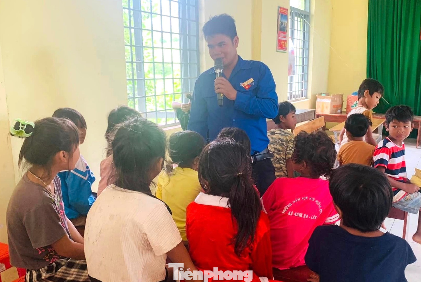 Anh Y Phích Điêr - Bí thư đoàn xã Nam Ka tổ chức nhiều hoạt động sinh hoạt hè cho trẻ em ở các buôn