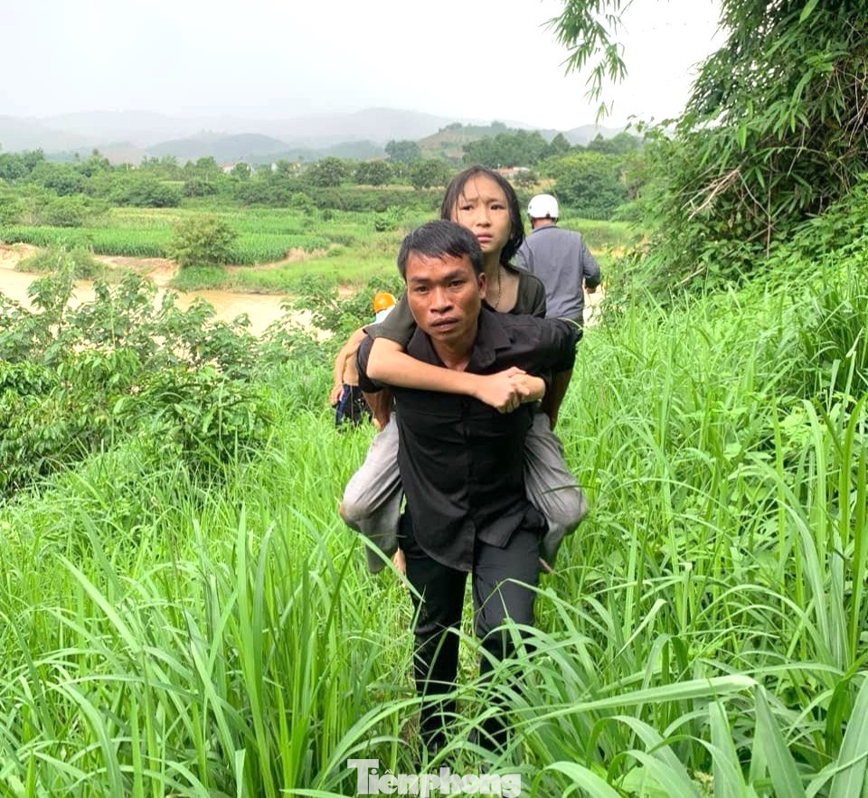 Anh Y Thuy Busria - Bí thư chi đoàn quân sự xã Nam Ka cõng bé gái lên bờ