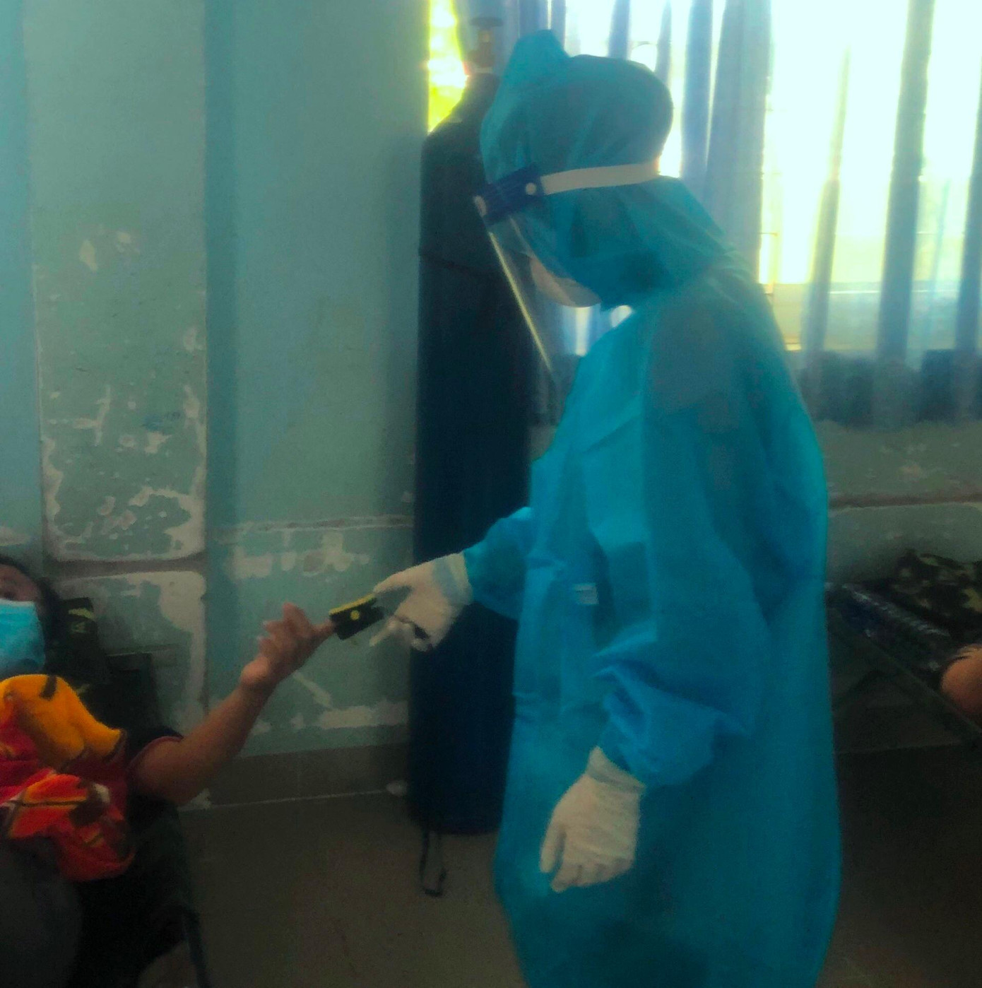 Vân Anh kiểm tra sức khỏe cho bệnh nhân