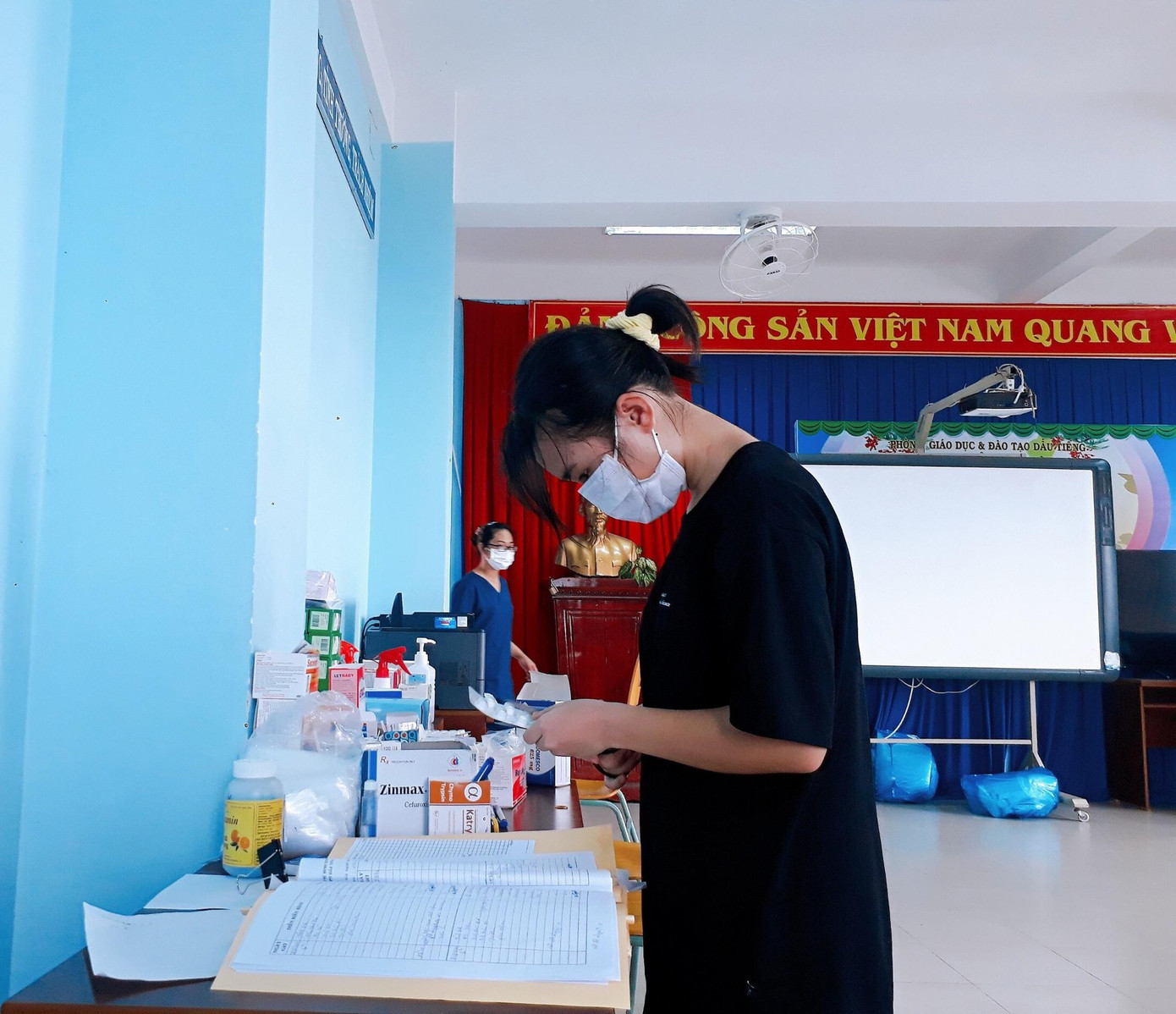 Vân Anh soạn thuốc cho bệnh nhân