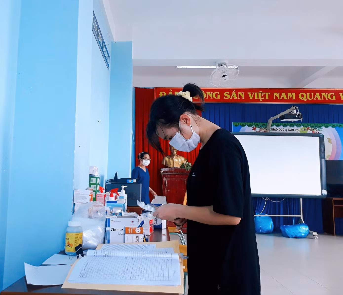 Vân Anh soạn thuốc cho bệnh nhân