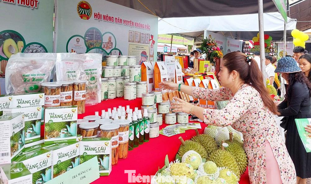 Có 60 gian hàng trưng bày, giới thiệu gần 200 mặt hàng nông sản tiêu biểu