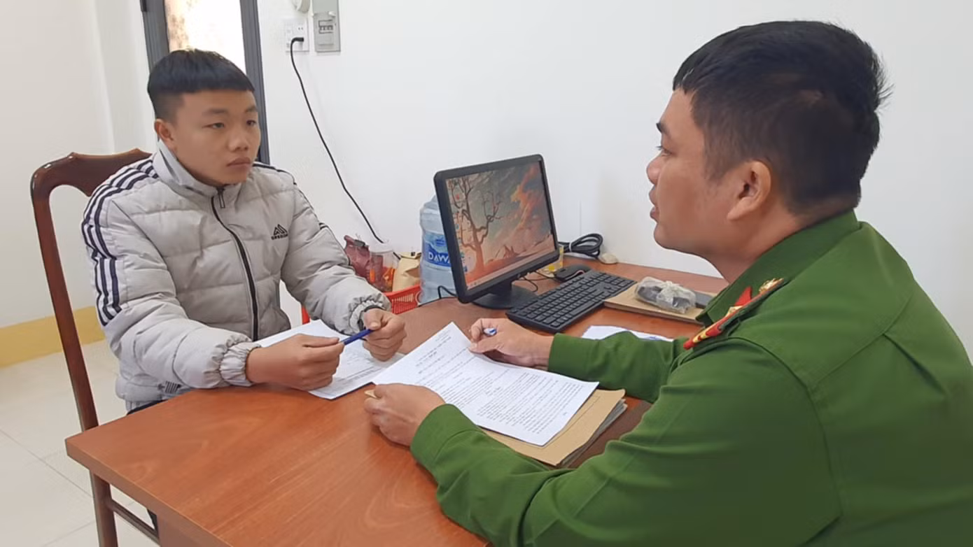 Đối tượng Hoàng tại cơ quan công an