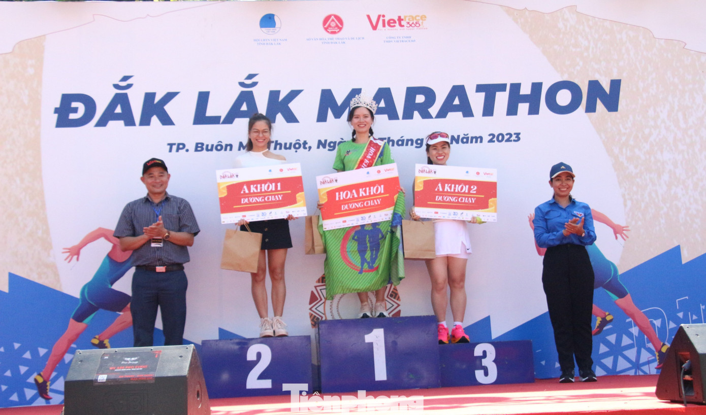 Ban tổ chức trao giải cuộc thi Hoa khôi đường chạy được phát động trong khuôn khổ giải chạy