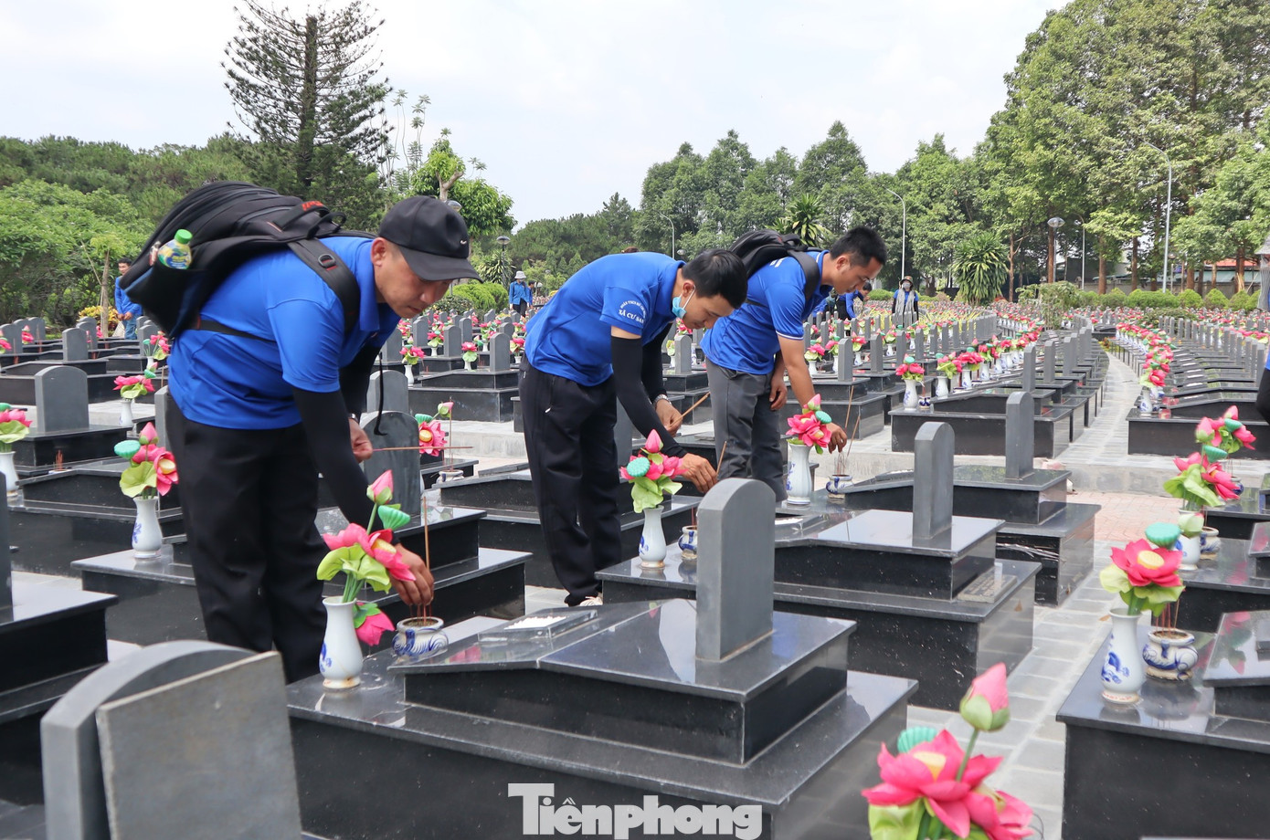 Trại sinh viếng nghĩa trang liệt sĩ tỉnh