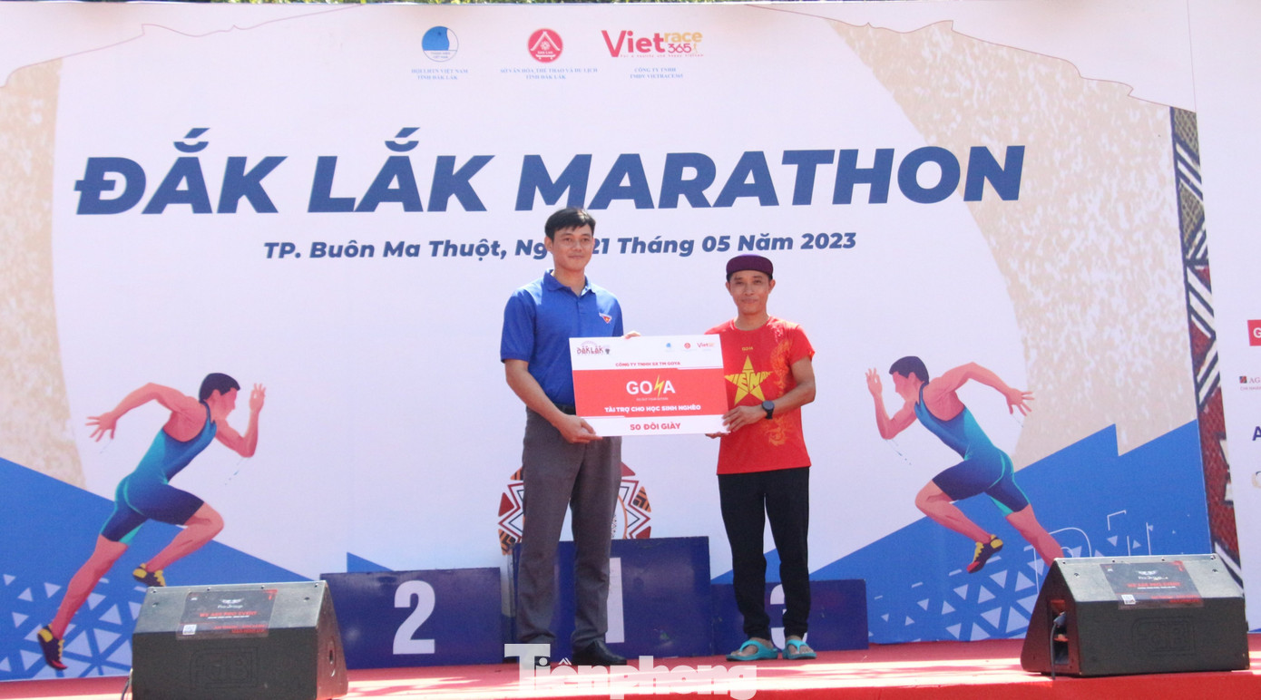 Tại giải chạy, đơn vị tài trợ tặng giày cho học sinh nghèo