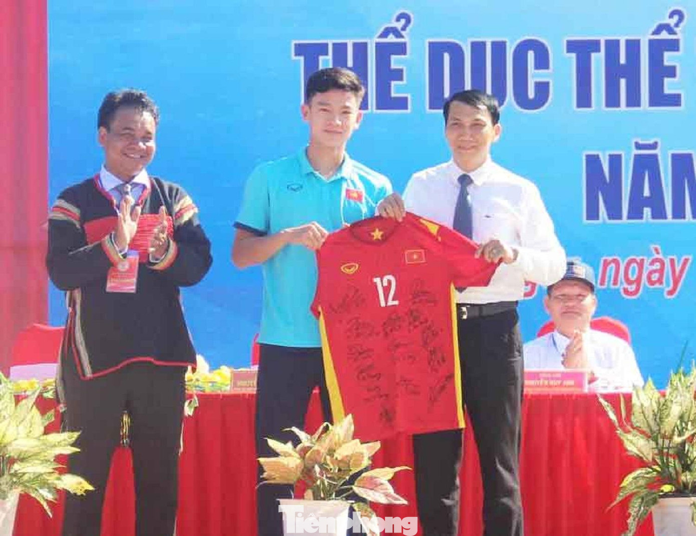 Cầu thủ Phan Tuấn Tài tặng áo đấu số 12 có chữ ký của các cầu thủ U23 Việt Nam cho UBND huyện Cư M&apos;gar
