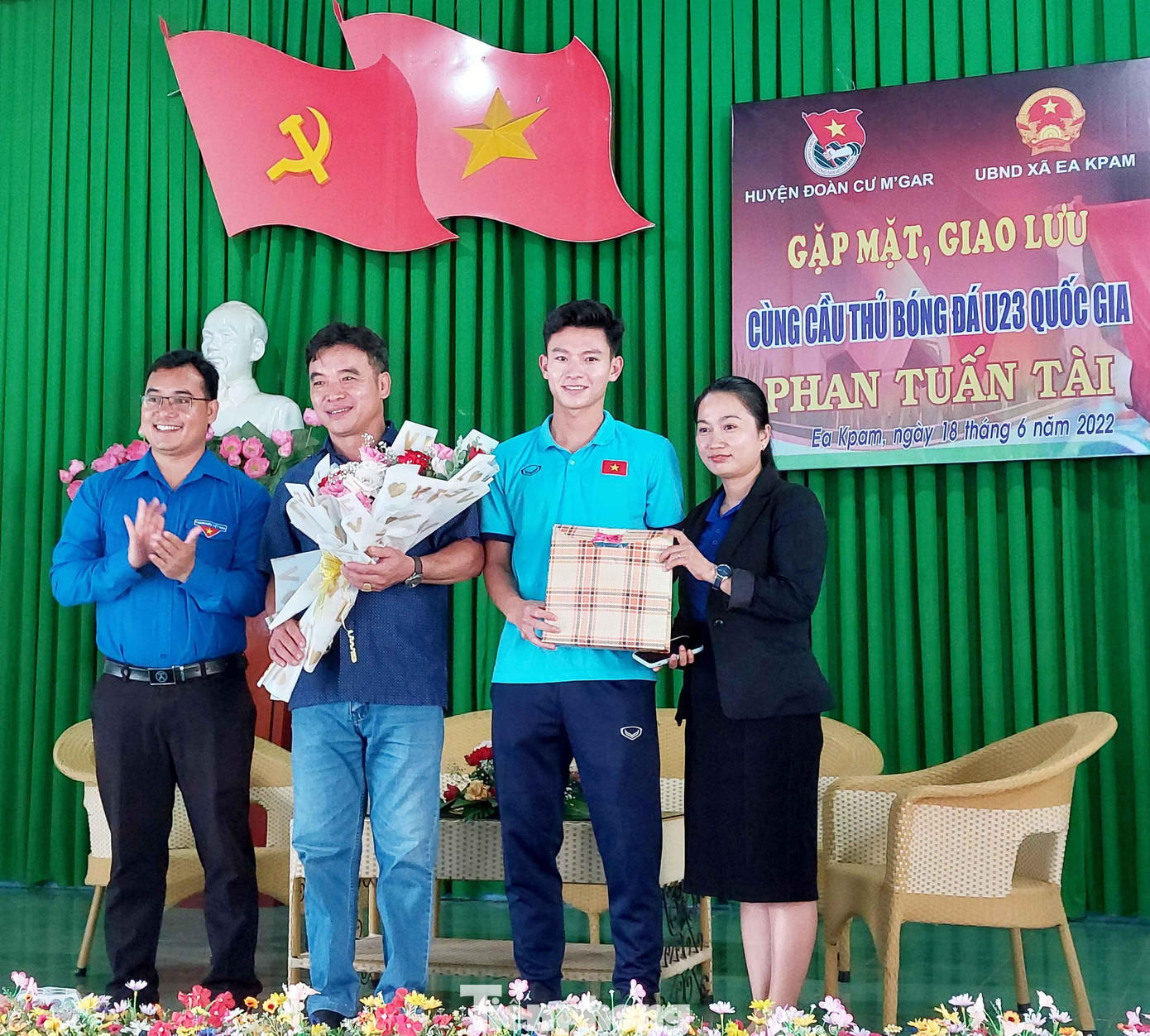 Đại diện lãnh đạo Huyện Đoàn Cư M&apos;gar tặng quà, giấy khen cho cầu thủ Phan Tuấn Tài