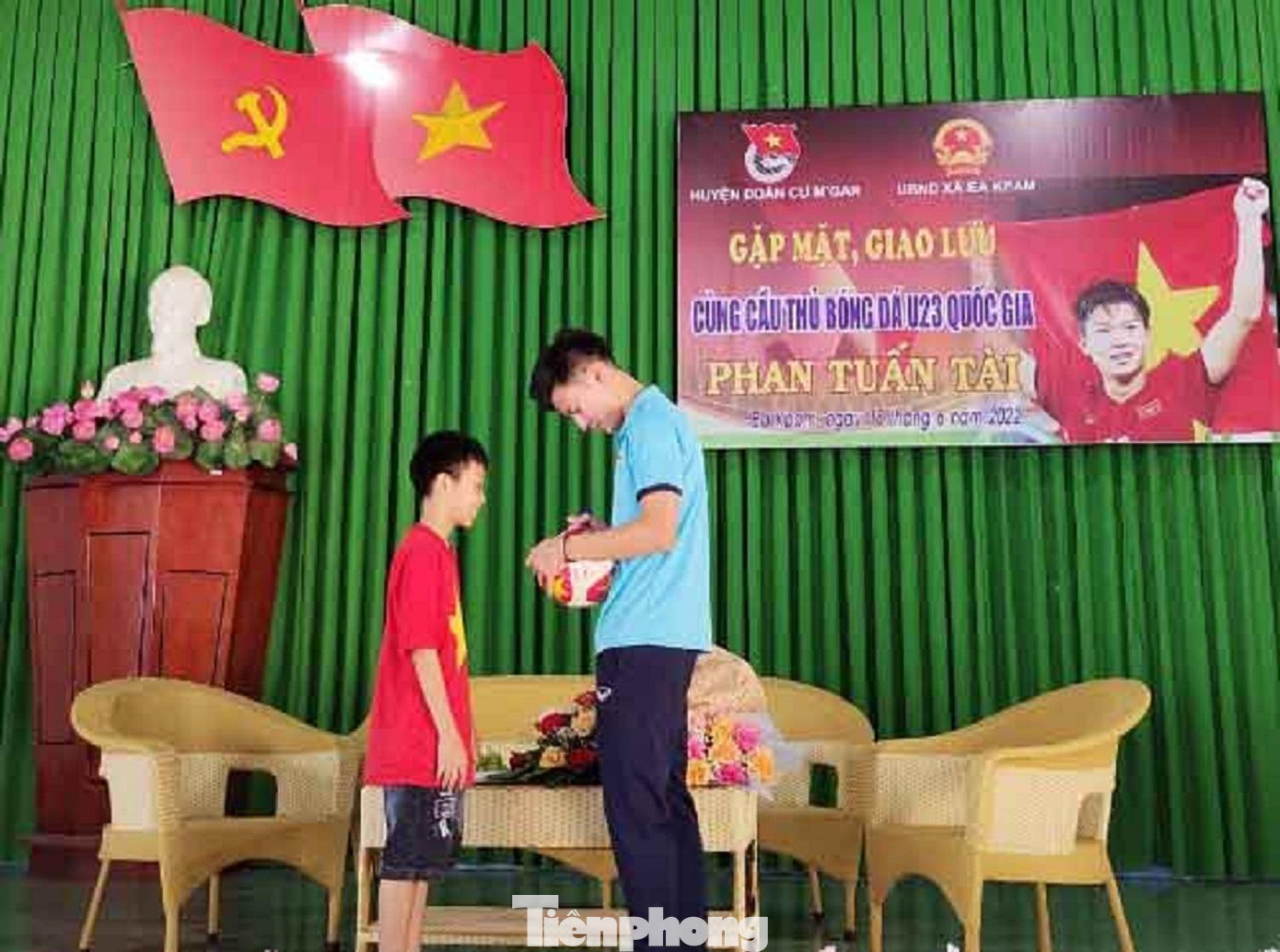Cầu thủ Phan Tuấn Tài kí tặng người hâm mộ