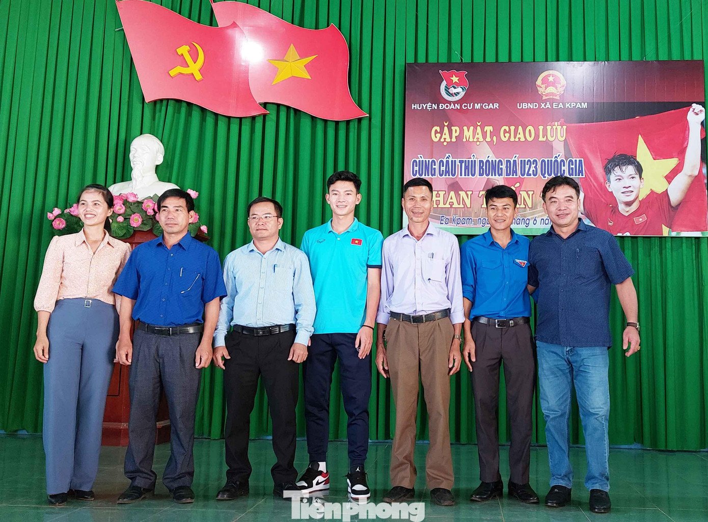 Phan Tuấn Tài và gia đình chụp hình lưu niệm cùng chính quyền địa phương