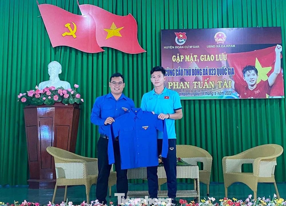 Anh Y Wal Mlô, Bí thư Huyện Đoàn Cư M&apos;gar tặng áo Đoàn cho cầu thủ Phan Tuấn Tài