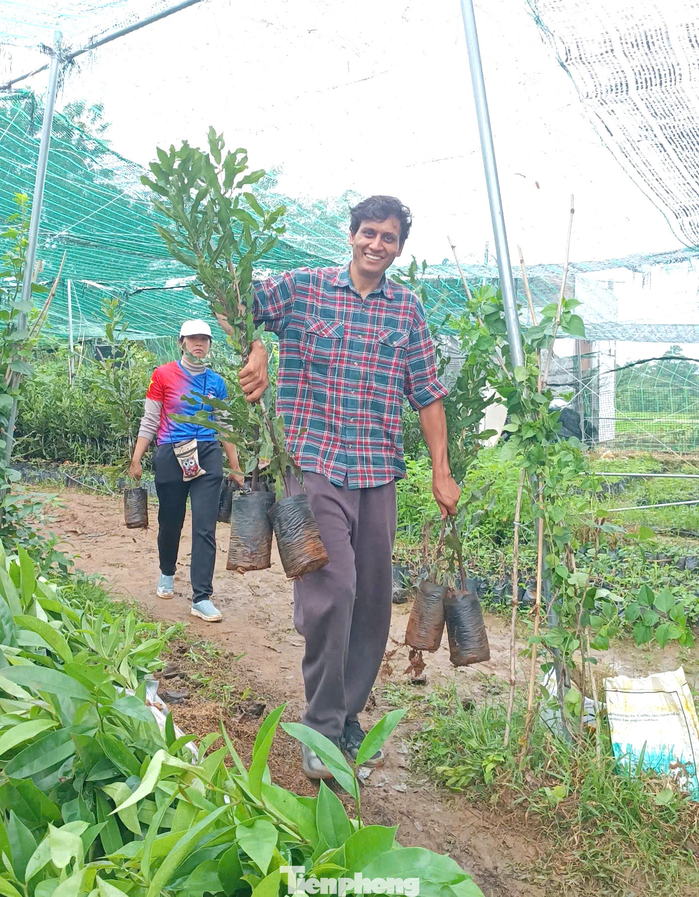 Các tình nguyện viên còn tham gia hoạt động trekking tìm hiểu mô hình vườn rừng và nhặt rác bảo vệ môi trường dọc đường đi.
