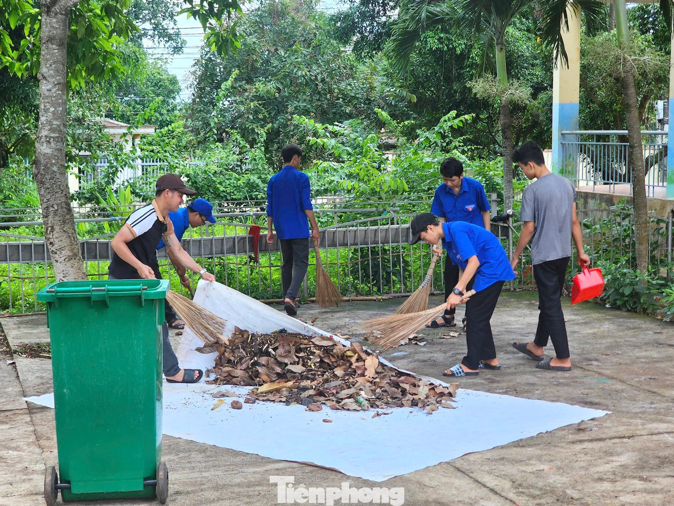Các cấp tổ chức Đoàn trên địa bàn huyện dọn dẹp vệ sinh, phát quang bụi rậm; Lắp đặt bóng đèn năng lượng mặt trời; dọn dẹp và khai giảng Lớp bơi miễn phí cho các em thiếu nhi tại xã Ea Mnang...