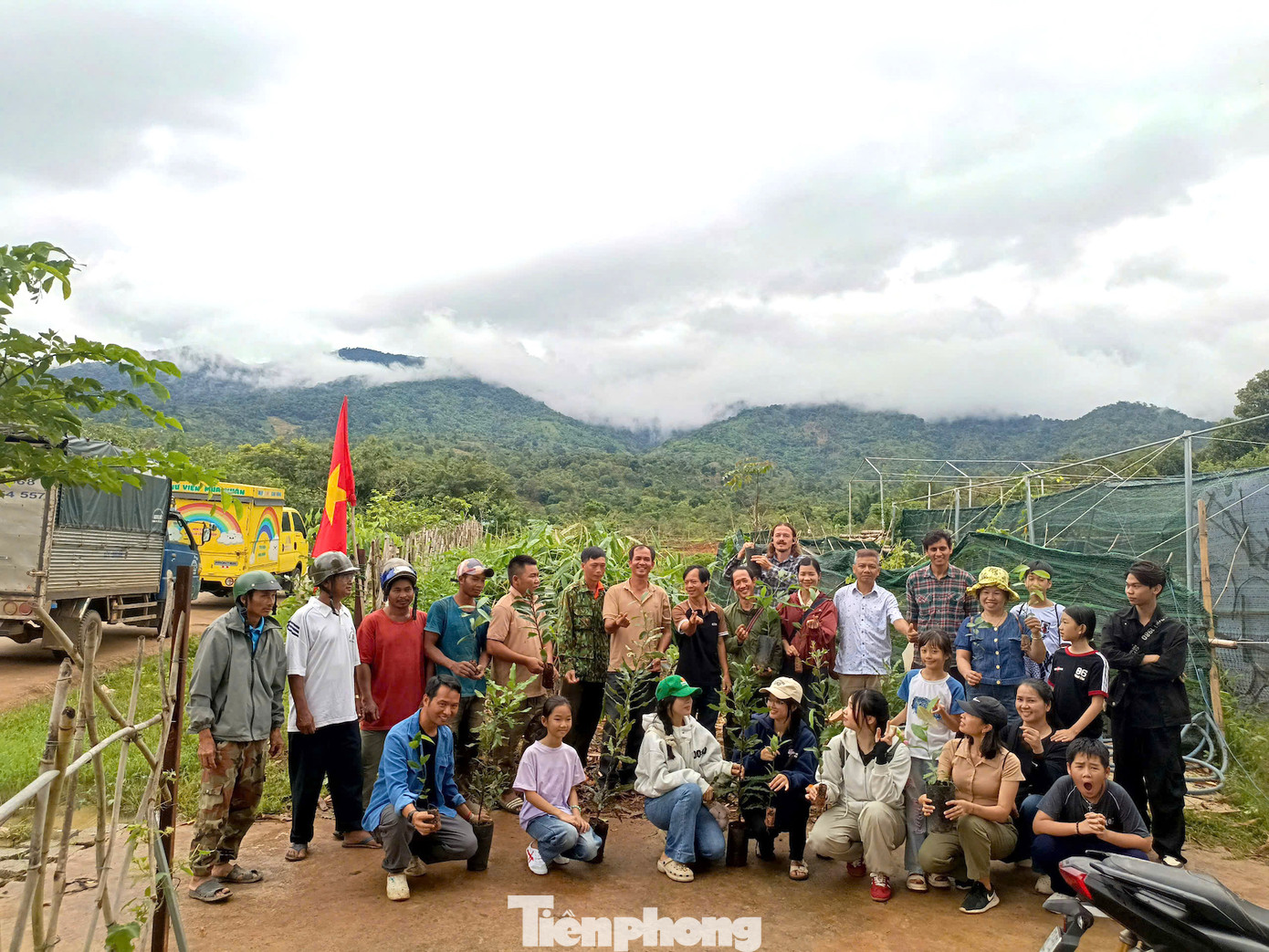 Ở xã Yang Tao, huyện Lắk, tại chương trình “Nhân rộng Vườn Rừng”, các tình nguyện viên trao tặng 15.000 cây giống sinh kế và cây rừng bản địa: Mãng cầu, quế, chòi mòi, tre, mắc ca... cho bà con tại buôn Dơng Yang, buôn S’Ruông (xã Yang Tao) và xã Đắk Phơi.