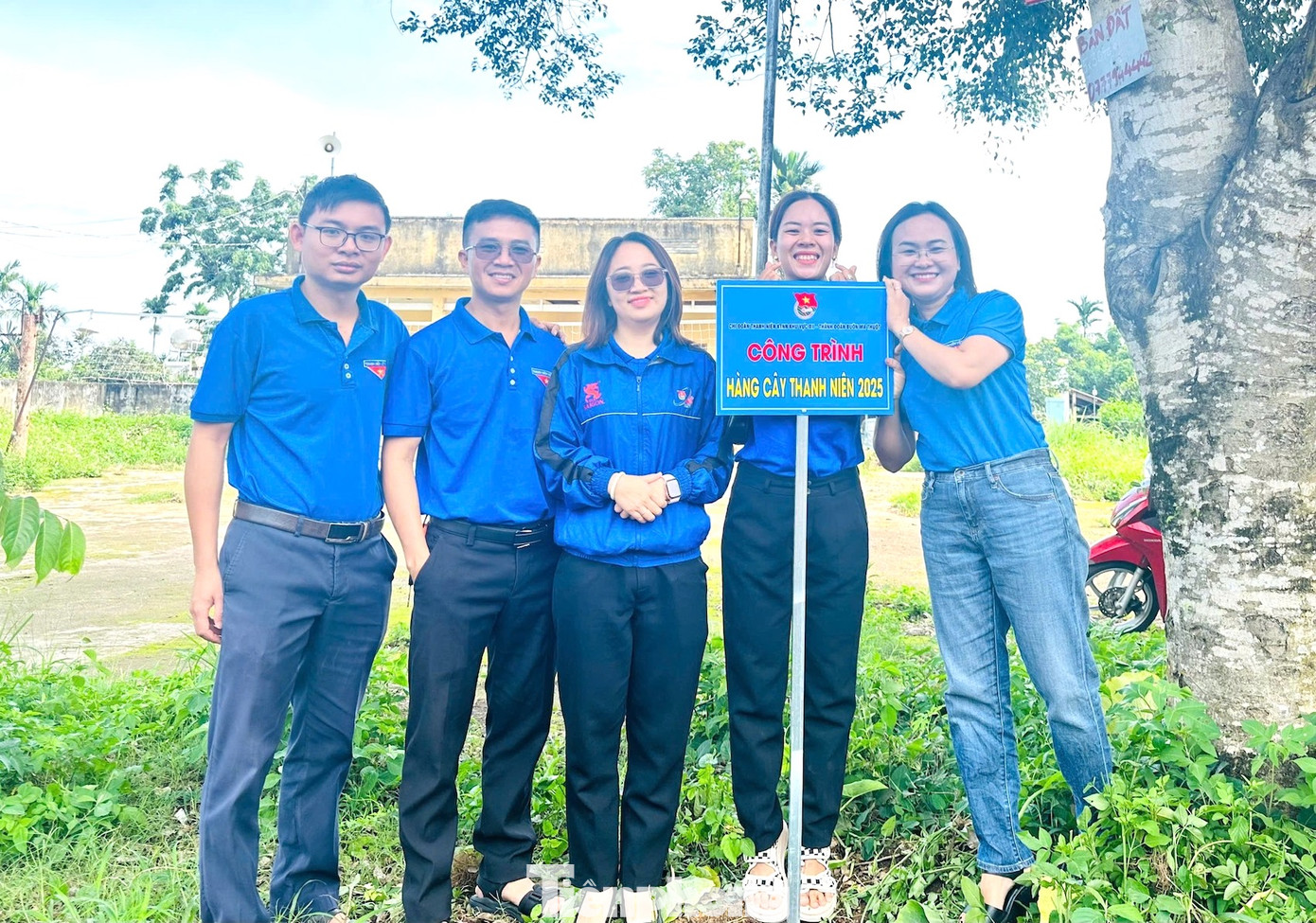 Nhằm góp phần bảo vệ môi trường, ứng phó biến đổi khí hậu, Thành Đoàn Buôn Ma Thuột phối hợp cùng các đơn vị tổ chức hoạt động trồng 150 cây xanh tại tuyến đường ở xã Hòa Thắng.