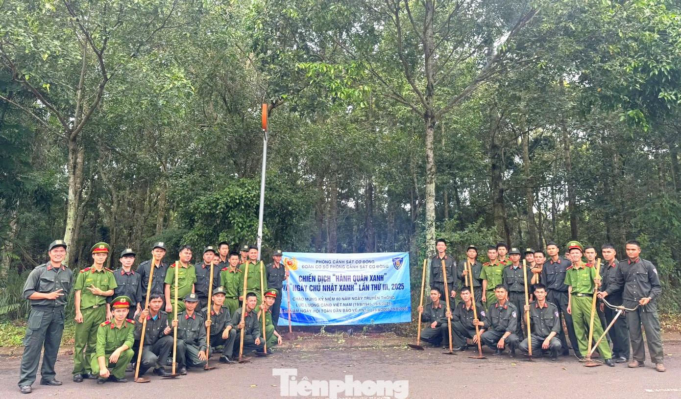 Cùng ngày, Đoàn Thanh niên Công an tỉnh Đắk Lắk tổ chức đồng loạt ra quân Ngày Chủ nhật xanh năm 2025 gắn với hoạt động bảo vệ môi trường, chăm sóc cây xanh; tu sửa, giữ cảnh quan đơn vị.