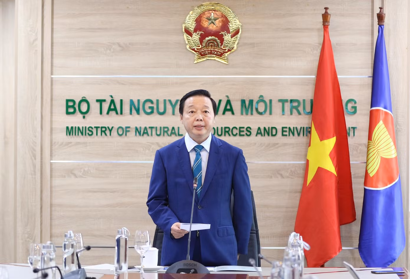 Bộ trưởng Trần Hồng Hà phát biểu khai mạc từ đầu cầu Hà Nội