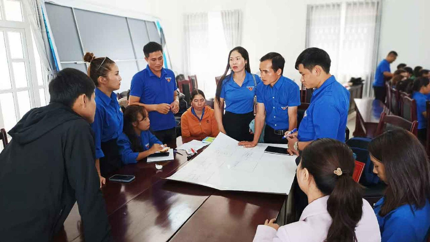 Thanh niên, cán bộ Hội làm việc theo nhóm tại lớp tập huấn