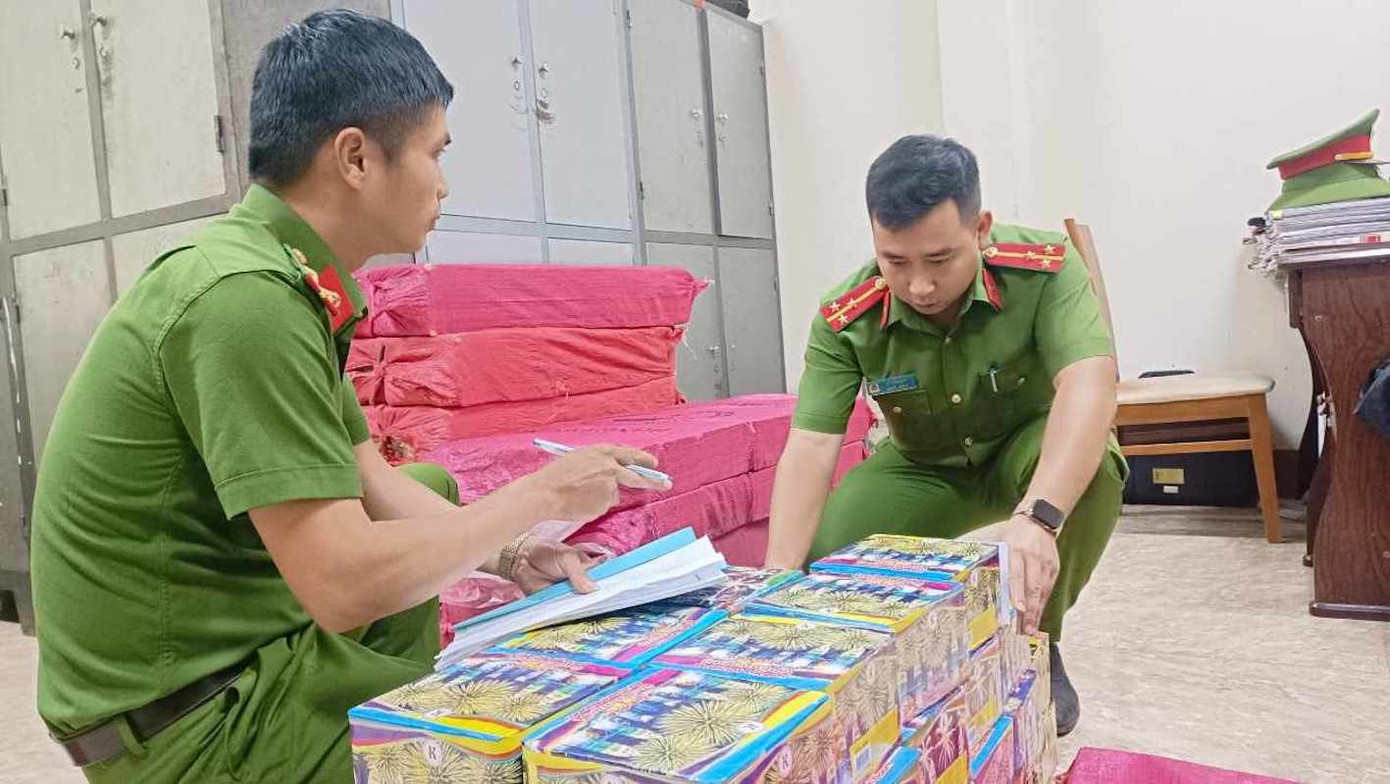 Lực lượng Công an kiểm kê số lượng pháo nổ