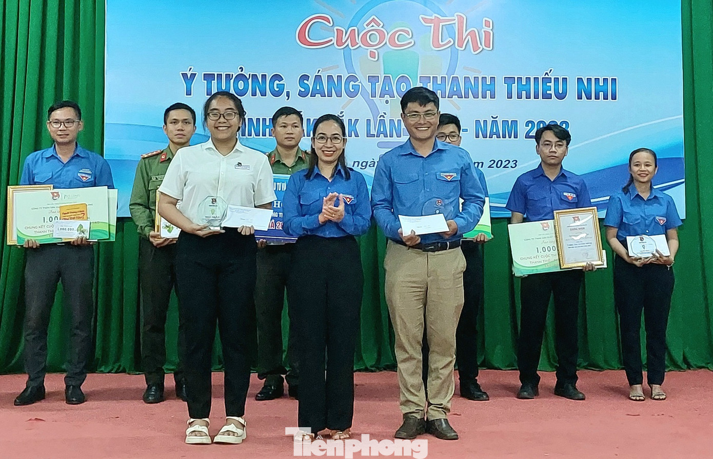 Đại diện lãnh đạo Tỉnh Đoàn trao giải nhất và nhì